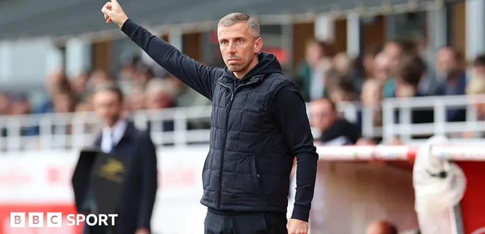 Entrenador señalando durante un partido de fútbol