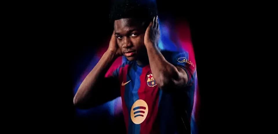 Jugador de Barcelona con camiseta oficial posando