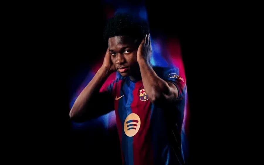 Jugador de Barcelona con camiseta oficial posando