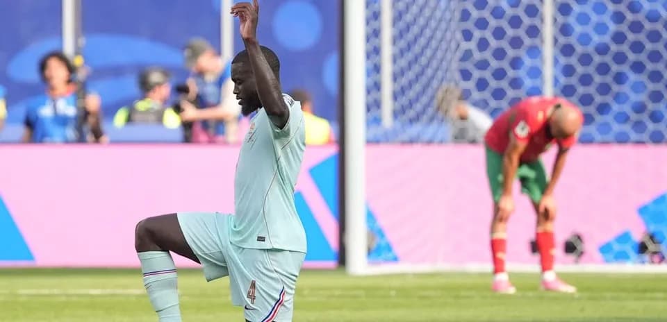 Jugador de pie en el campo durante el partido