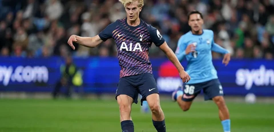 Jugador de Tottenham realizando un pase en el partido