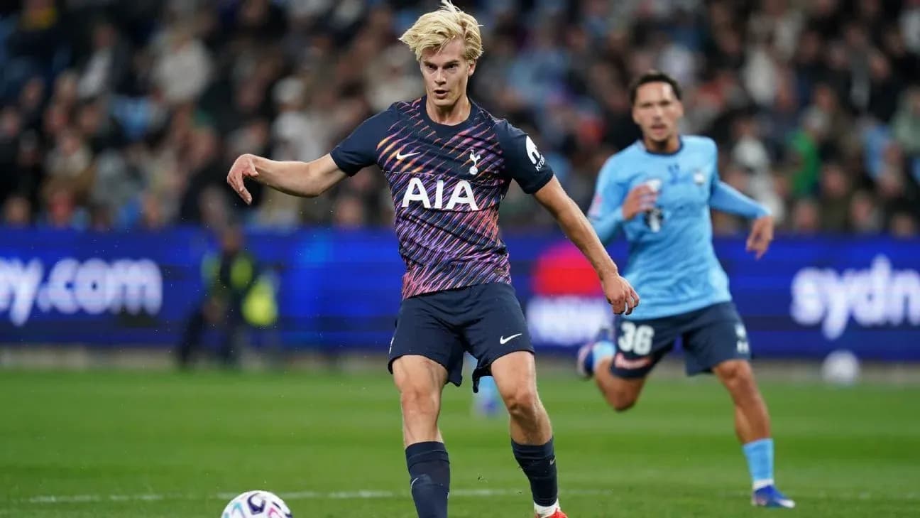Jugador de Tottenham realizando un pase en el partido
