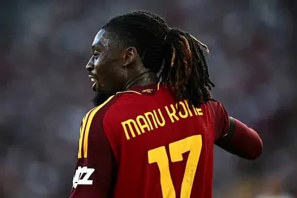 Jugador con camiseta de la selección española en el campo