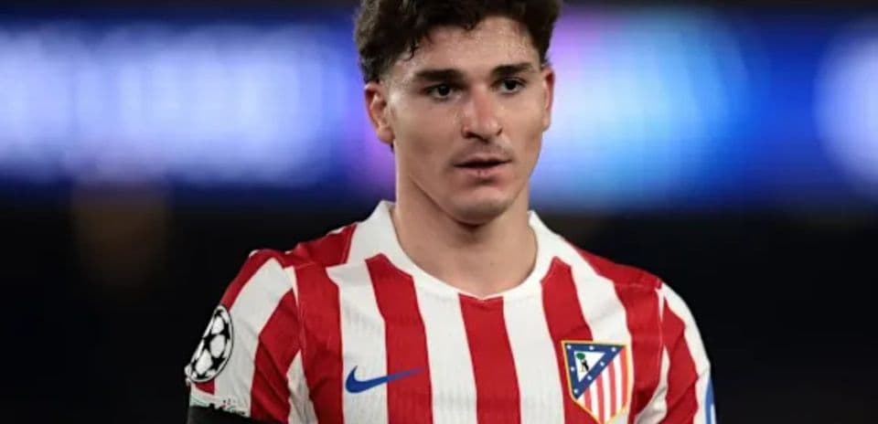 Jugador de Atlético de Madrid con camiseta rayada