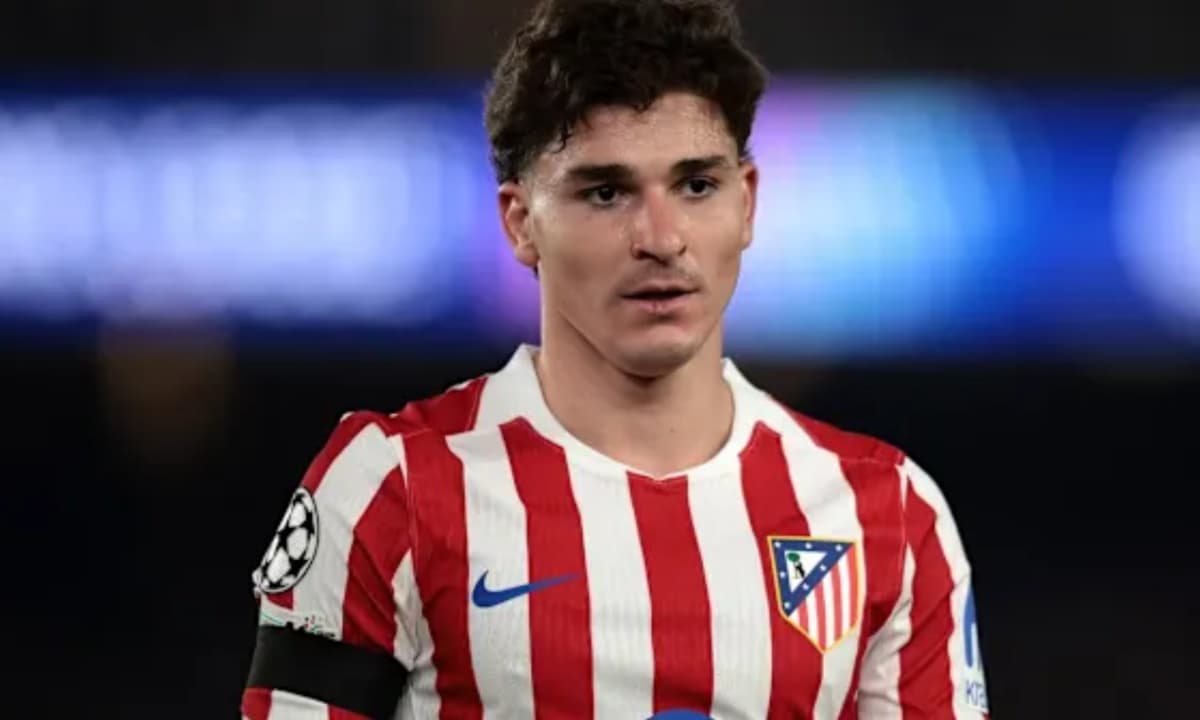 Jugador de Atlético de Madrid con camiseta rayada