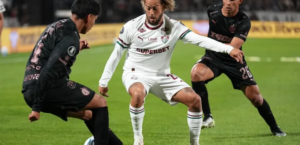 Jugador de Fluminense driblando a rival de Platense