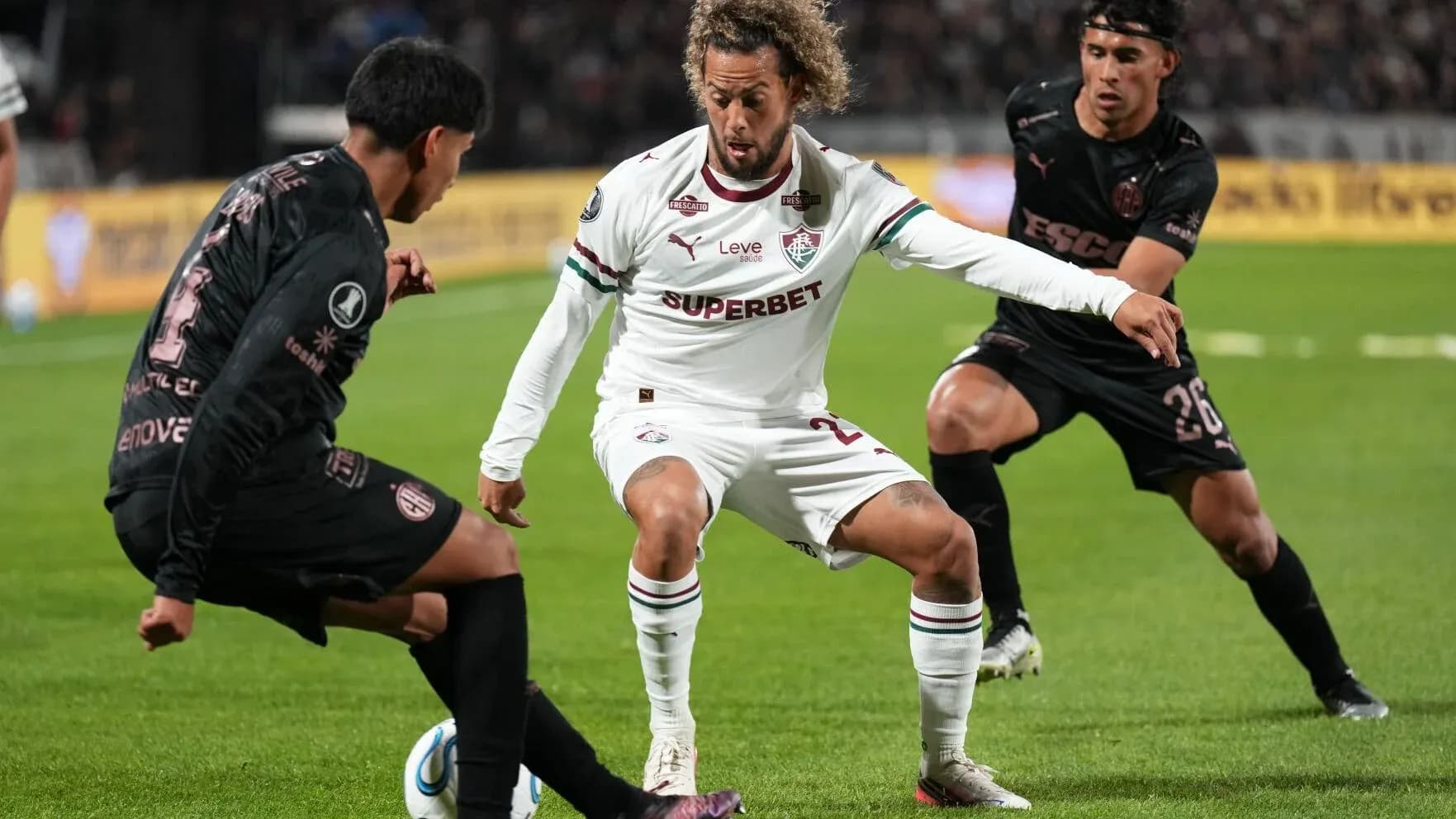 Jugador de Fluminense driblando a rival de Platense