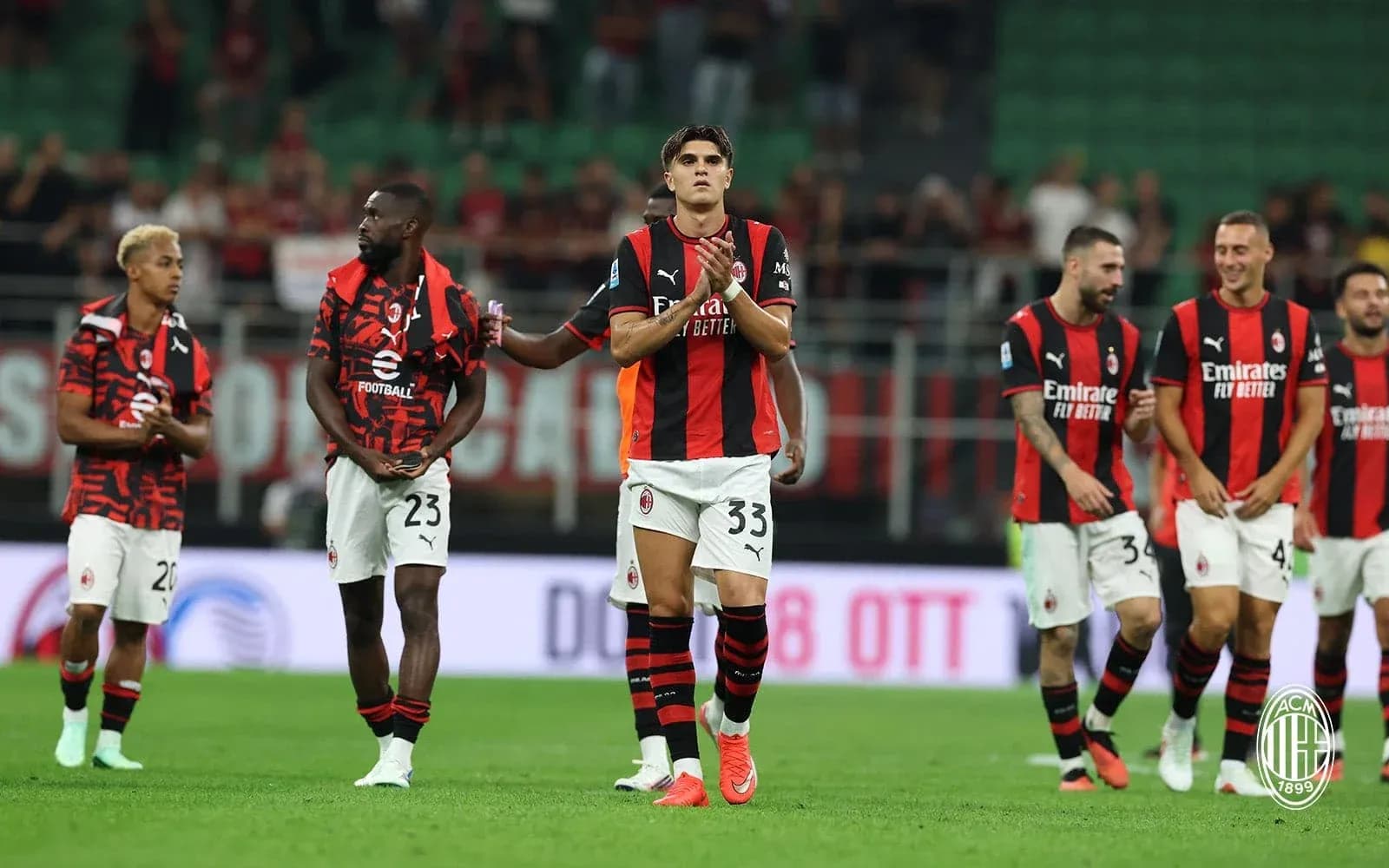 Jugadores del AC Milan celebrando en el campo