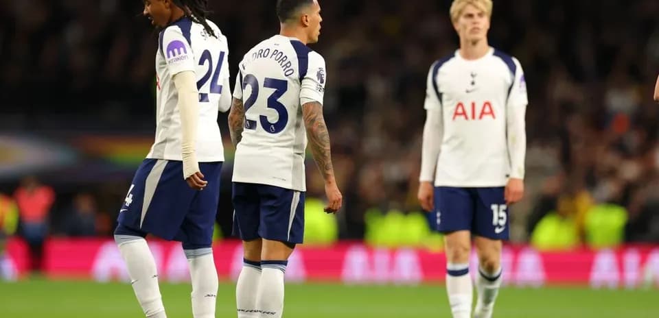 Jugadores de Tottenham en el campo de juego