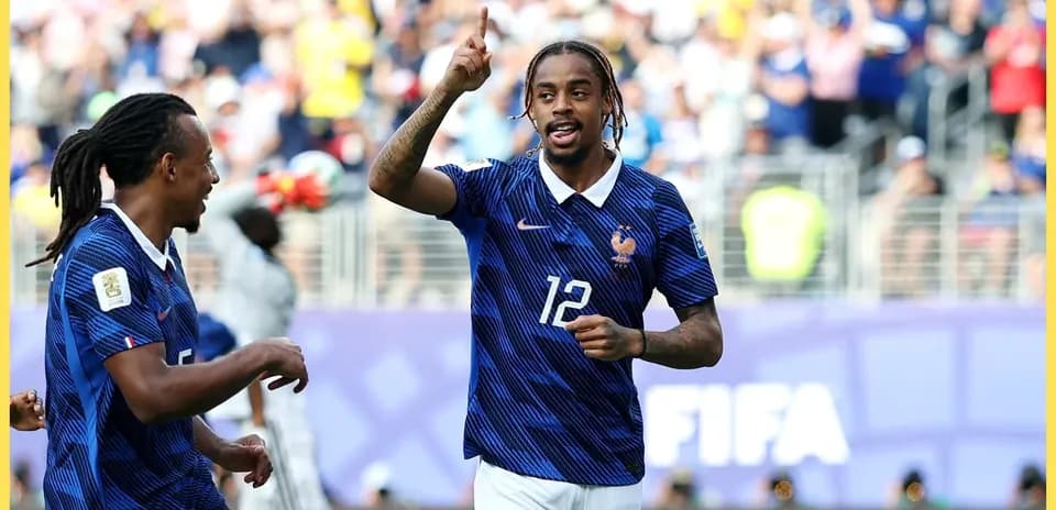 Jugador francés celebrando un gol en el partido