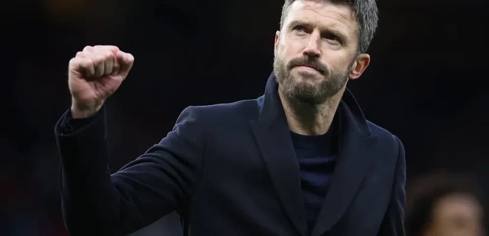 Entrenador levantando el puño en señal de triunfo