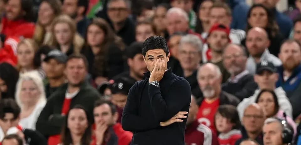 Entrenador en la banda durante un partido