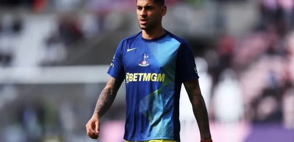 Jugador caminando en el campo con camiseta de calentamiento