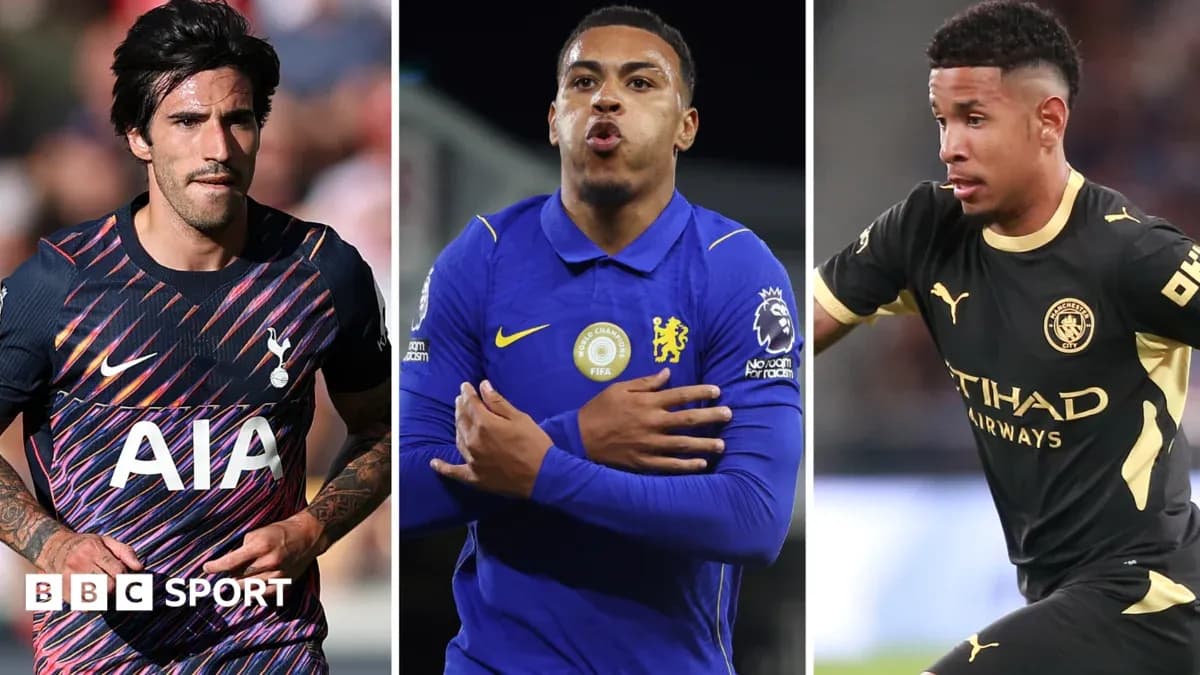 Jugadores de fútbol en acción con sus equipos