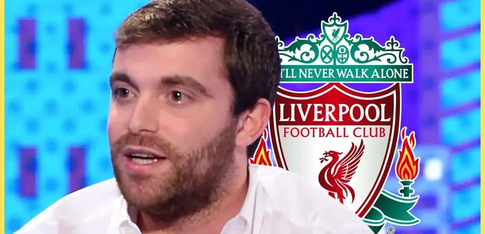 Hombre hablando con el escudo del Liverpool de fondo