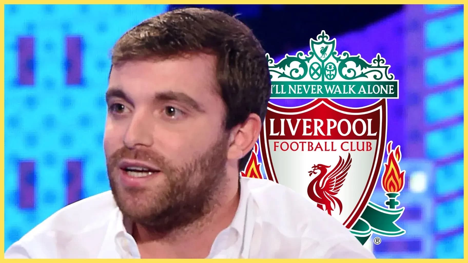 Hombre hablando con el escudo del Liverpool de fondo