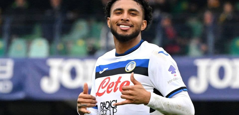 Jugador de Atalanta sonriendo y mostrando un gesto