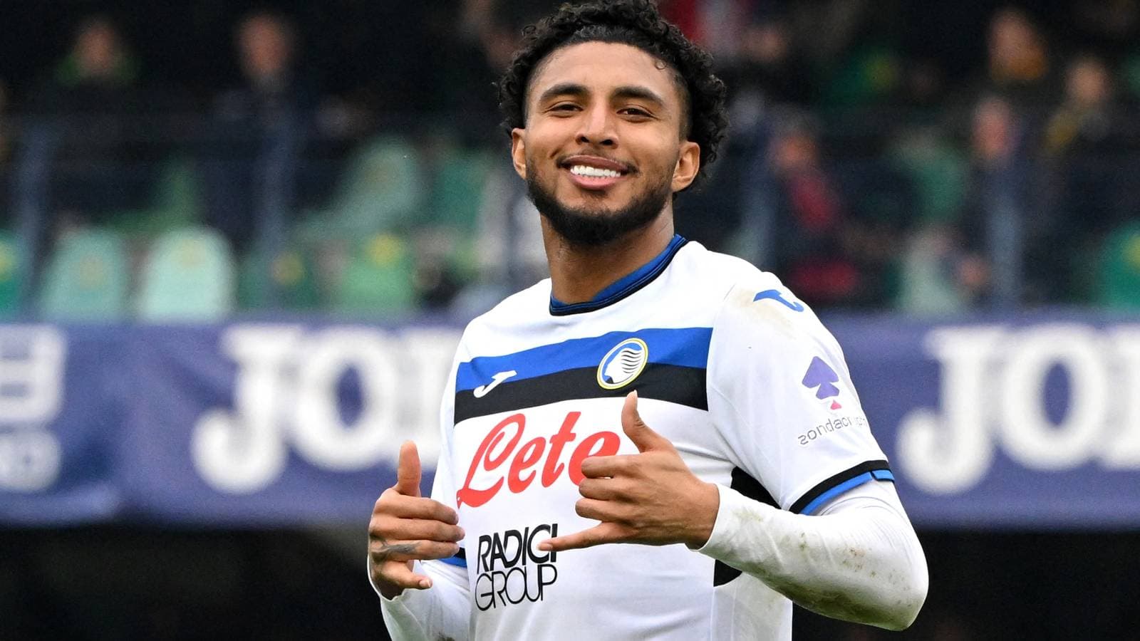 Jugador de Atalanta sonriendo y mostrando un gesto