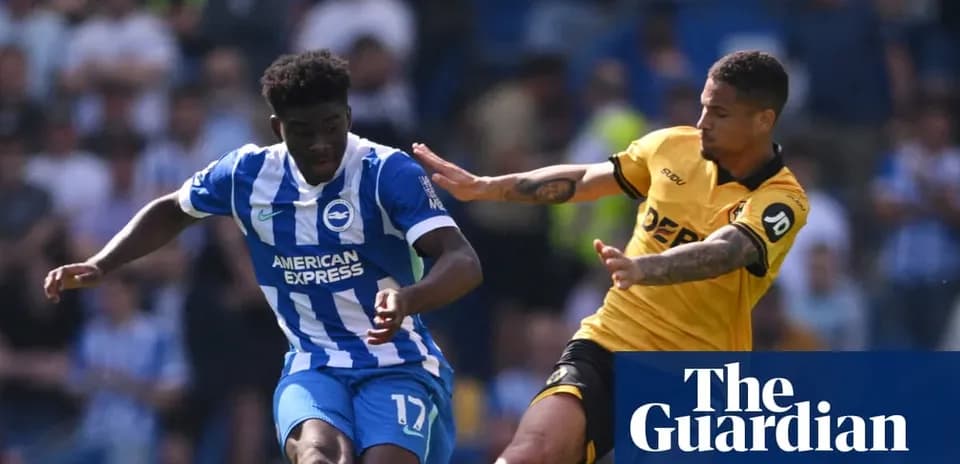 Jugador de Brighton evitando un desafío de oponente