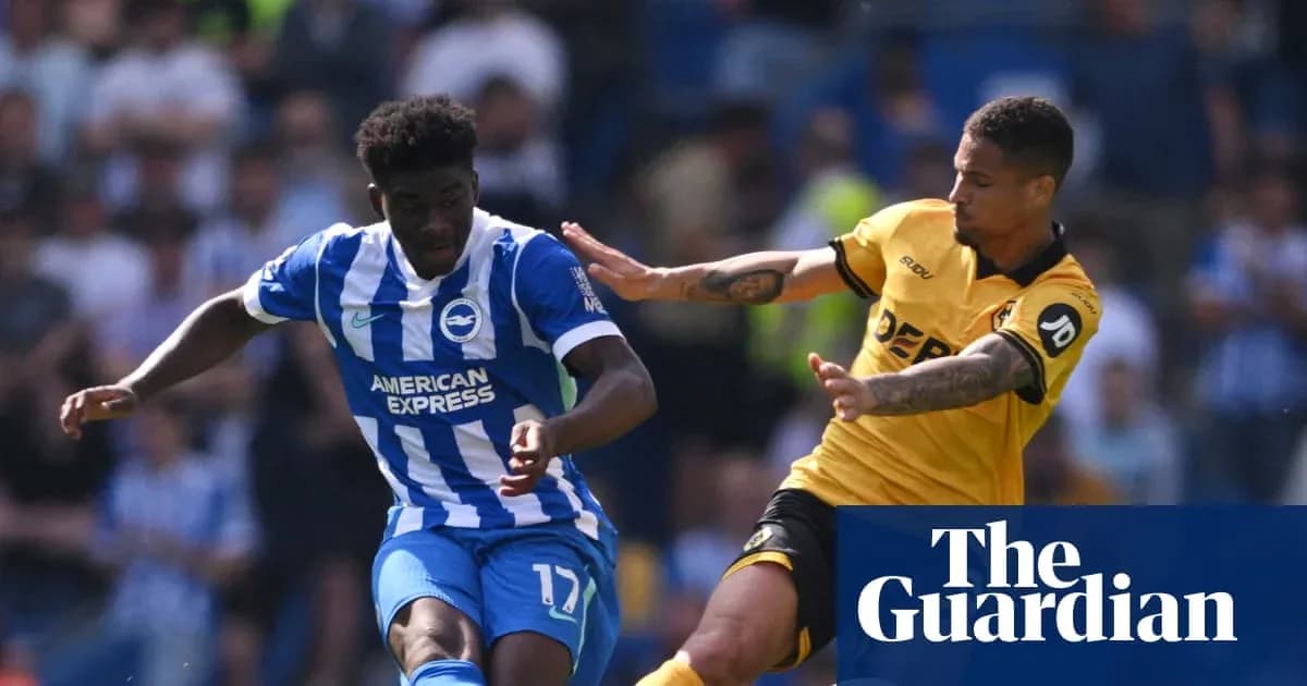 Jugador de Brighton evitando un desafío de oponente