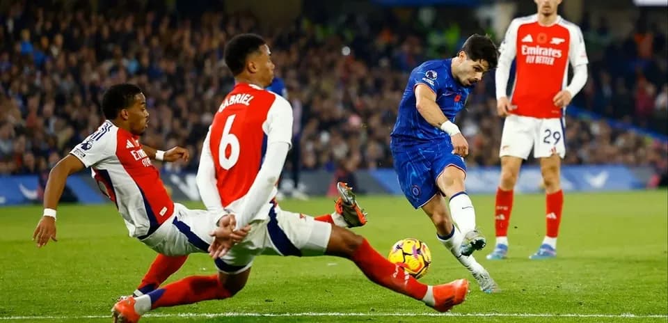 Jugador de Chelsea disparando durante partido contra Arsenal