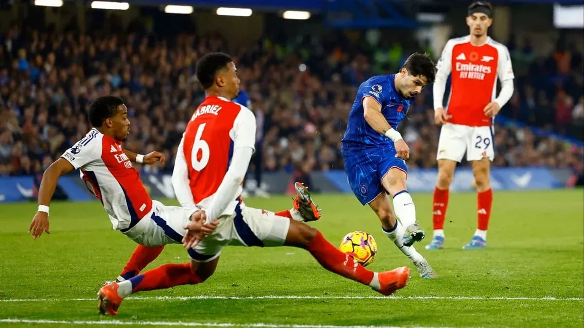 Jugador de Chelsea disparando durante partido contra Arsenal