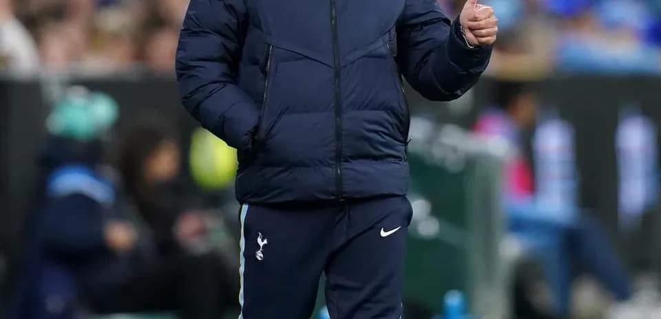 Entrenador de Tottenham dando señal de aprobación en el campo