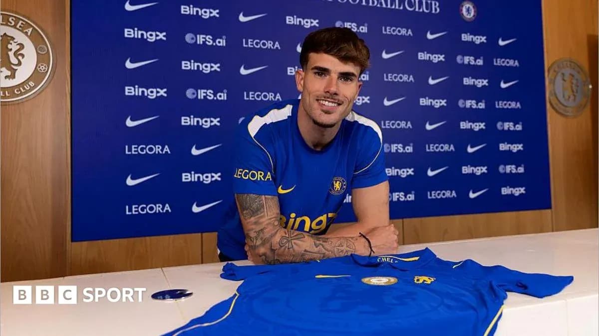 Jugador posando con camiseta de Chelsea en conferencia