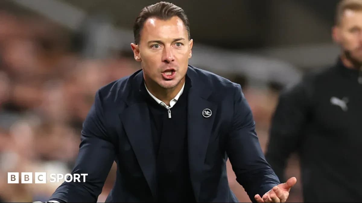 Entrenador dirigiendo a su equipo durante el partido