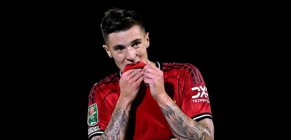 Jugador sosteniendo su camiseta durante el partido