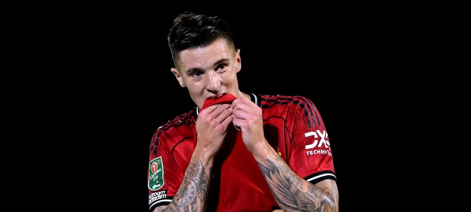 Jugador sosteniendo su camiseta durante el partido