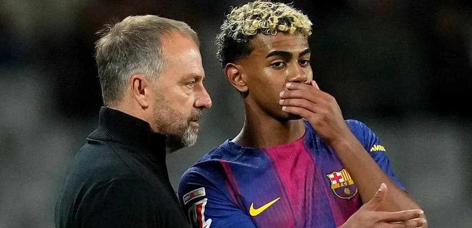 Entrenador conversando con jugador del FC Barcelona