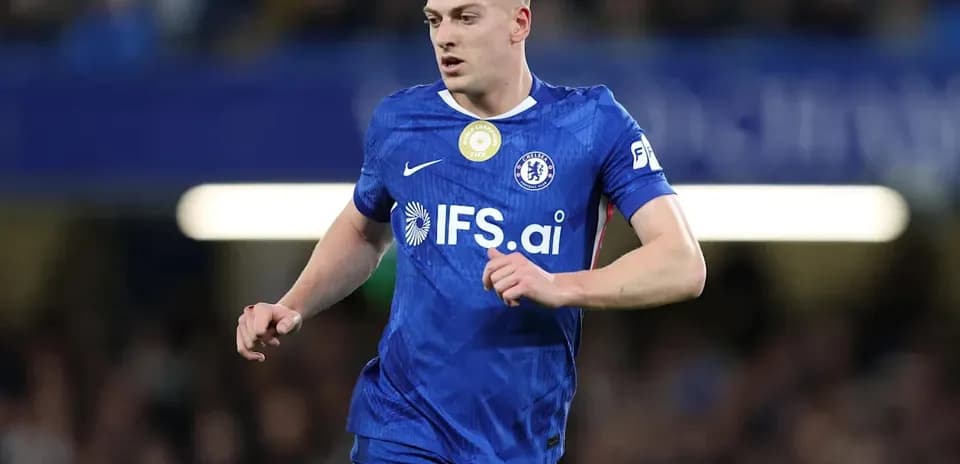 Jugador de Chelsea corriendo en el campo de juego