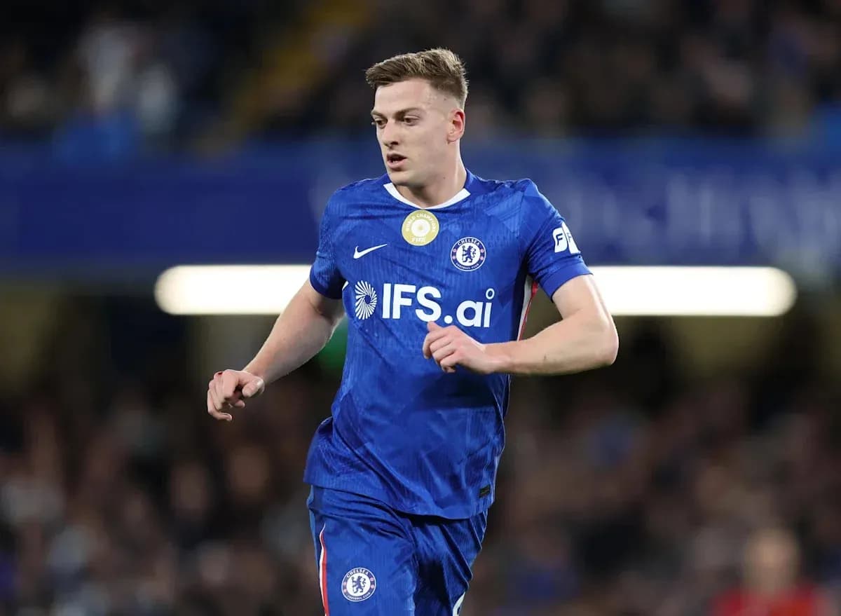 Jugador de Chelsea corriendo en el campo de juego