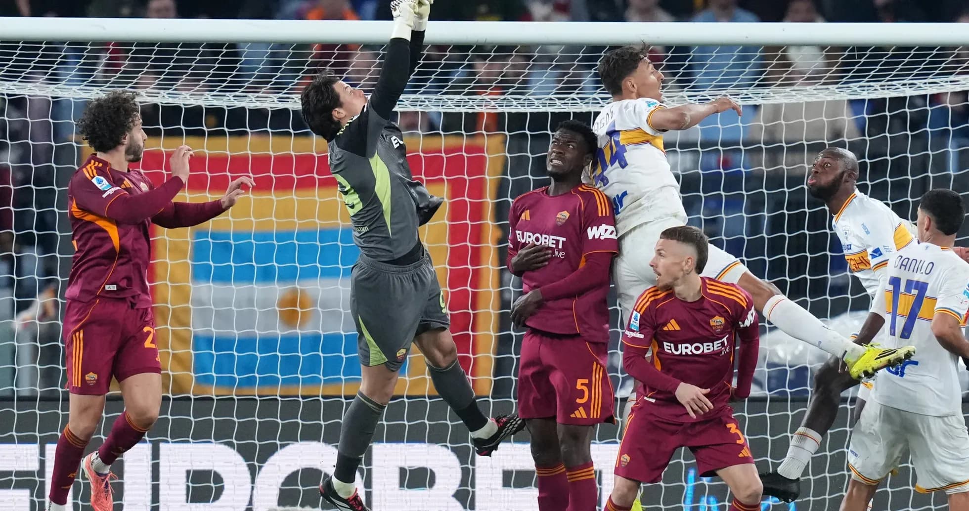 Portero atrapa el balón en el partido