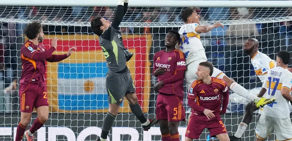 Portero atrapa el balón en el partido
