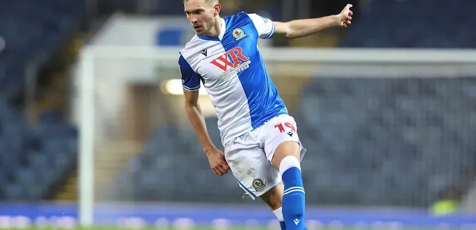 Jugador de Blackburn Rovers realizando un pase