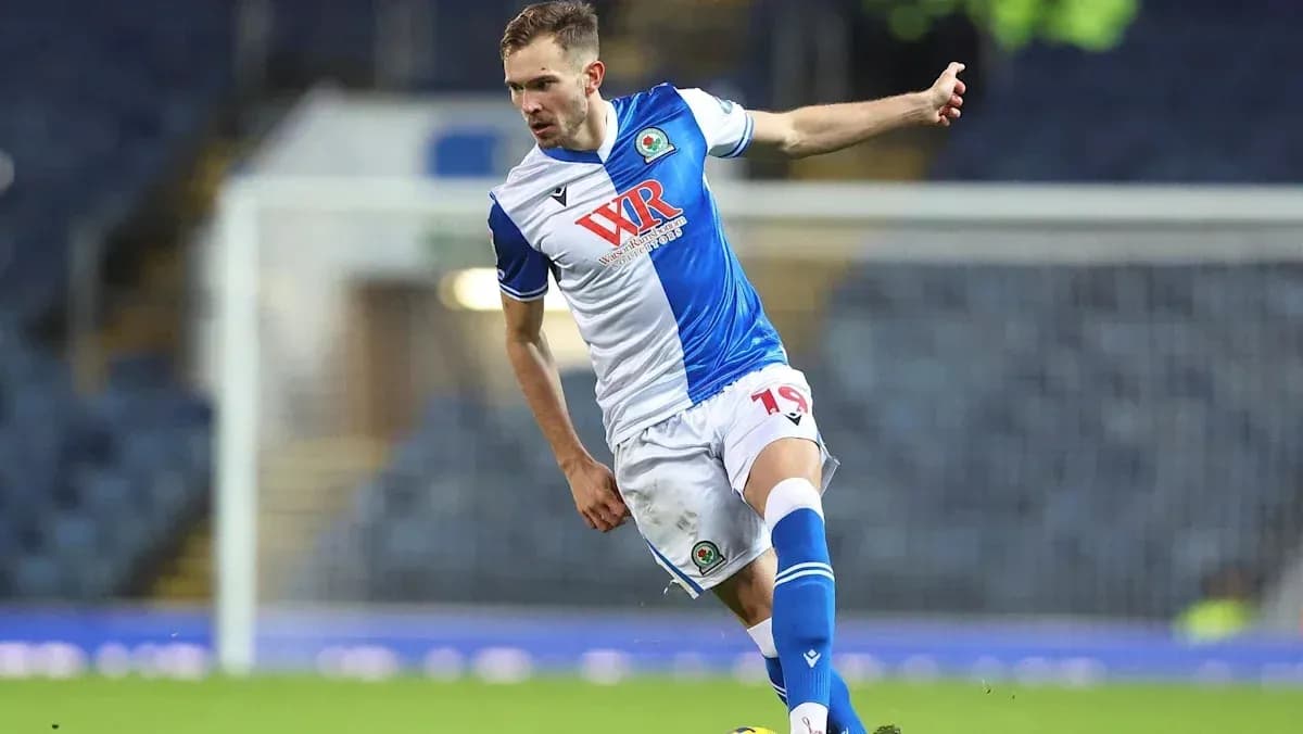 Jugador de Blackburn Rovers realizando un pase