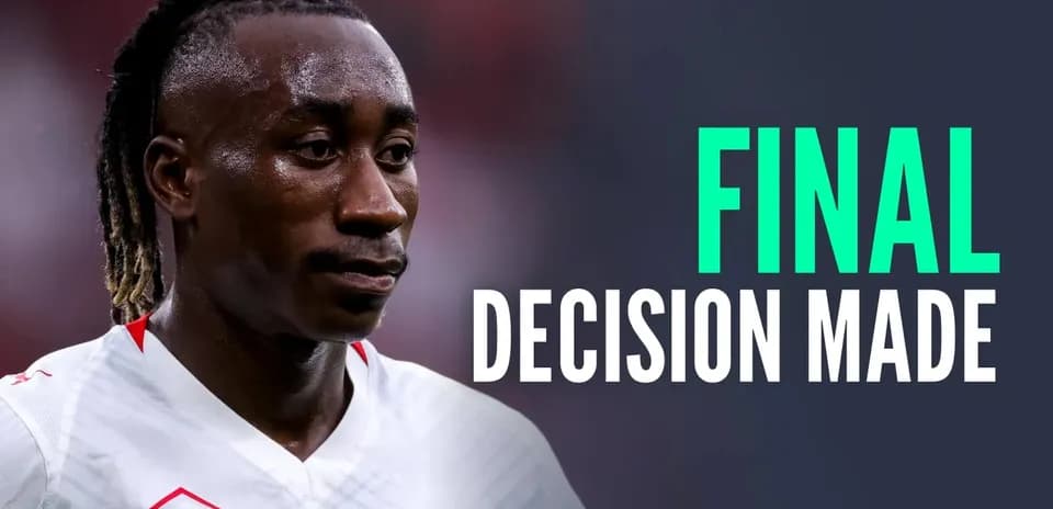 Jugador con camiseta blanca durante partido de fútbol