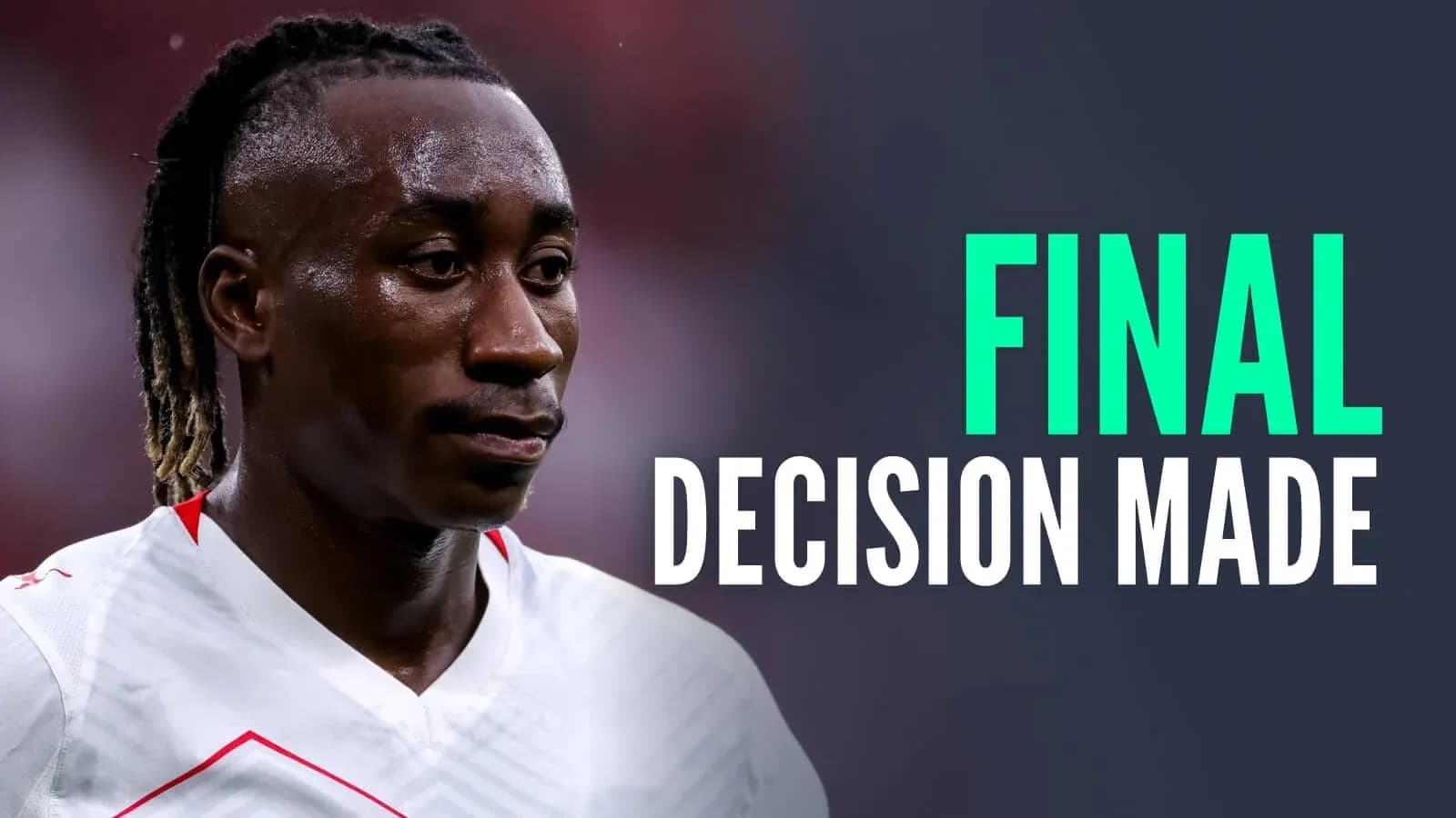 Jugador con camiseta blanca durante partido de fútbol