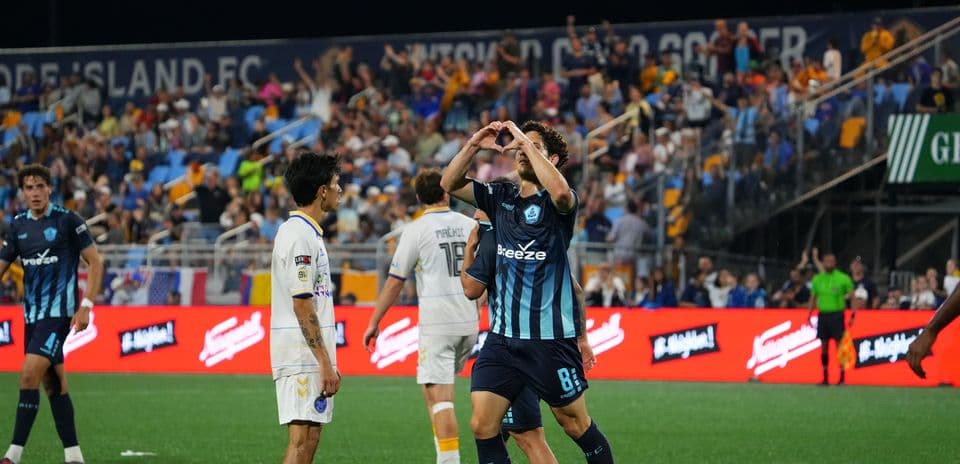 Celebración de un jugador en partido de fútbol