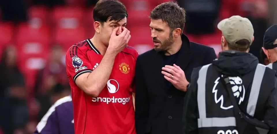 Jugador de Manchester United hablando con el entrenador