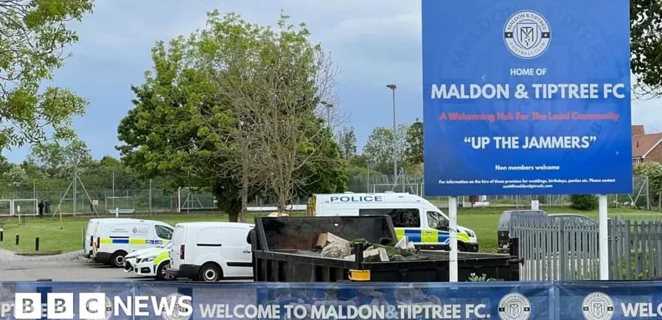 Cartel de bienvenida en estadio de Maldon & Tiptree FC