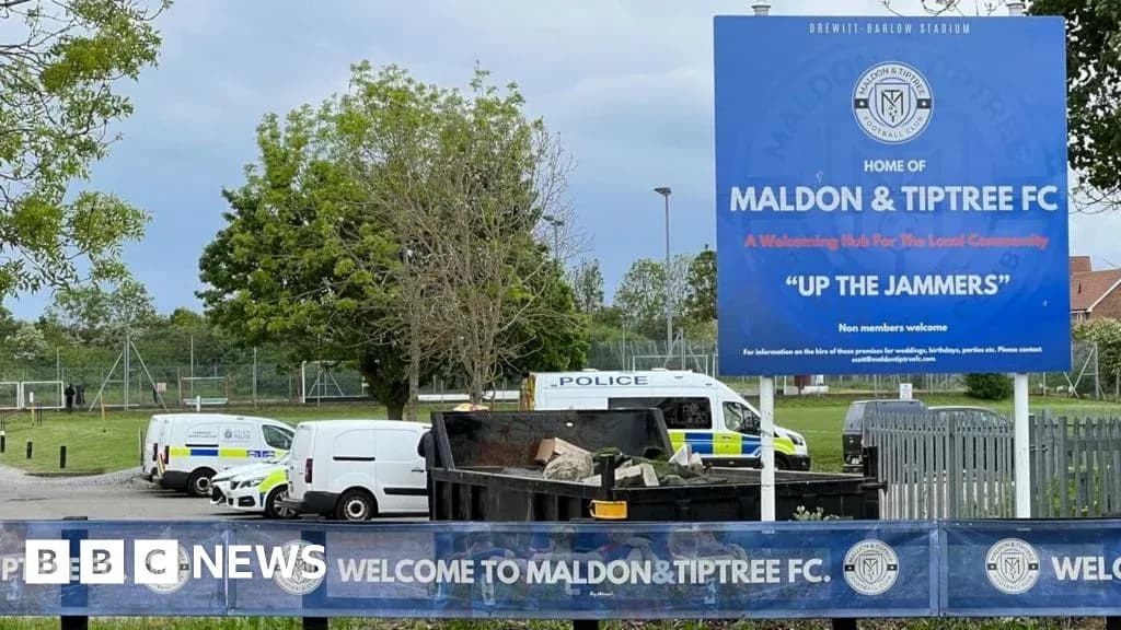 Cartel de bienvenida en estadio de Maldon & Tiptree FC