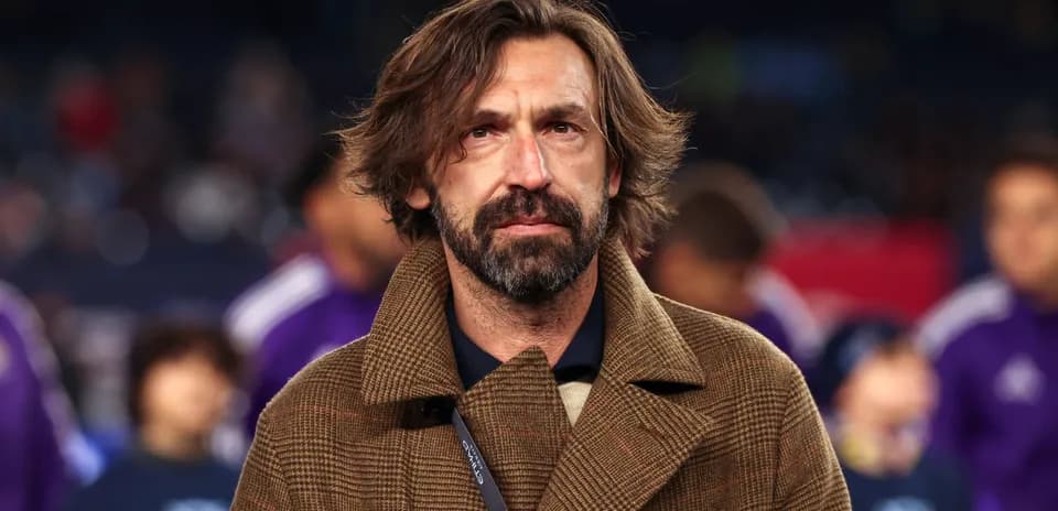 Entrenador en el campo antes del partido