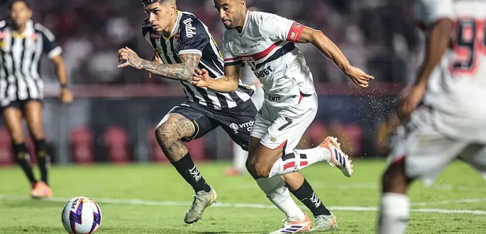 Jugadores de Atletico-MG y Santos en acción