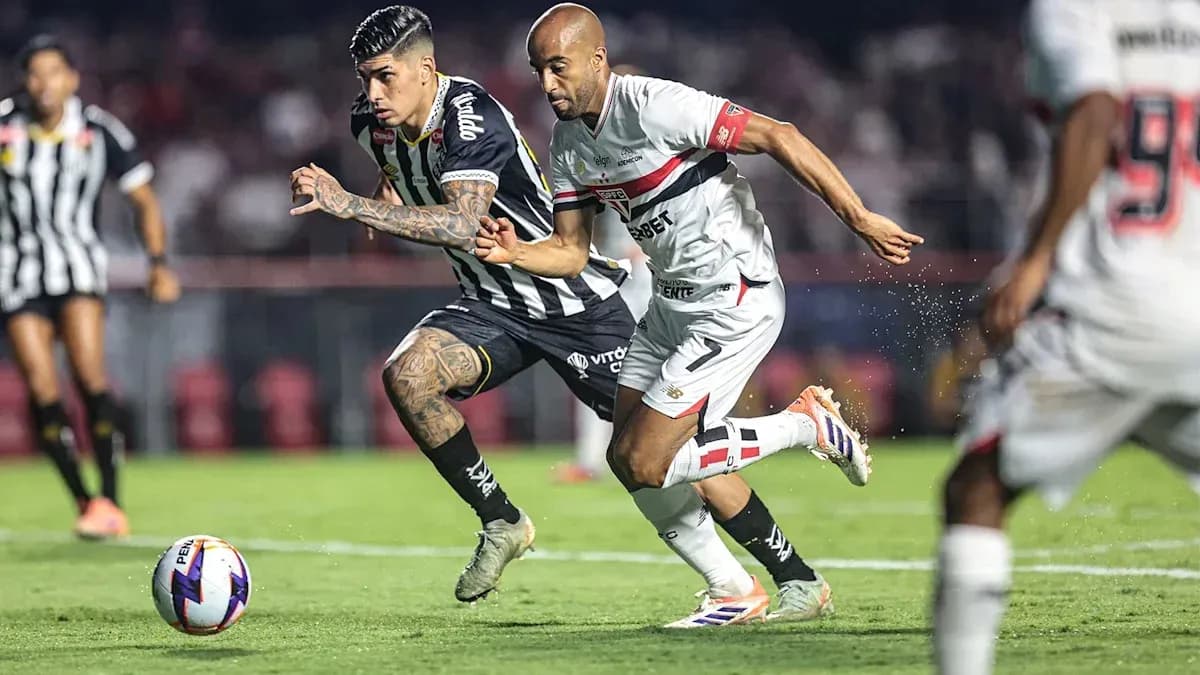 Jugadores de Atletico-MG y Santos en acción