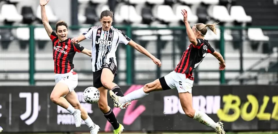 Jugadora de Juventus en acción contra AC Milan