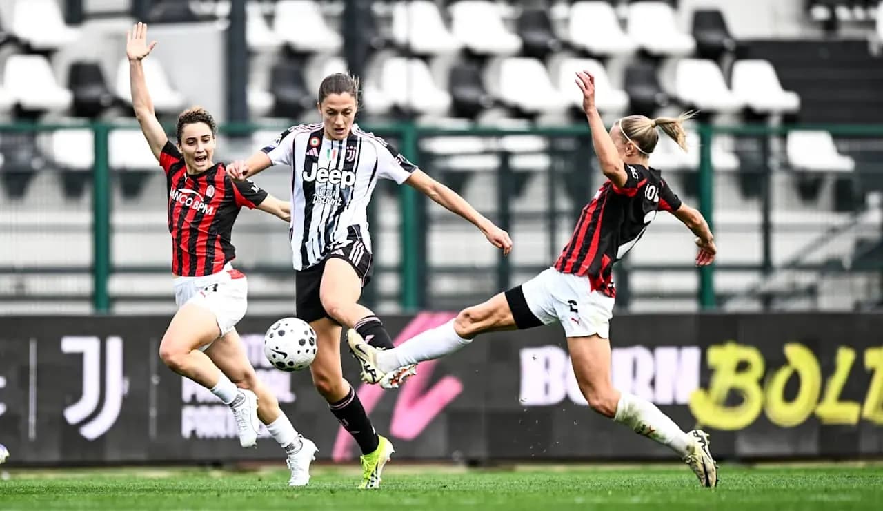 Jugadora de Juventus en acción contra AC Milan
