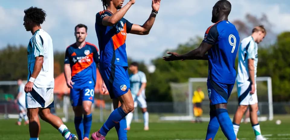 Jugadores de FC Cincinnati II celebrando un gol